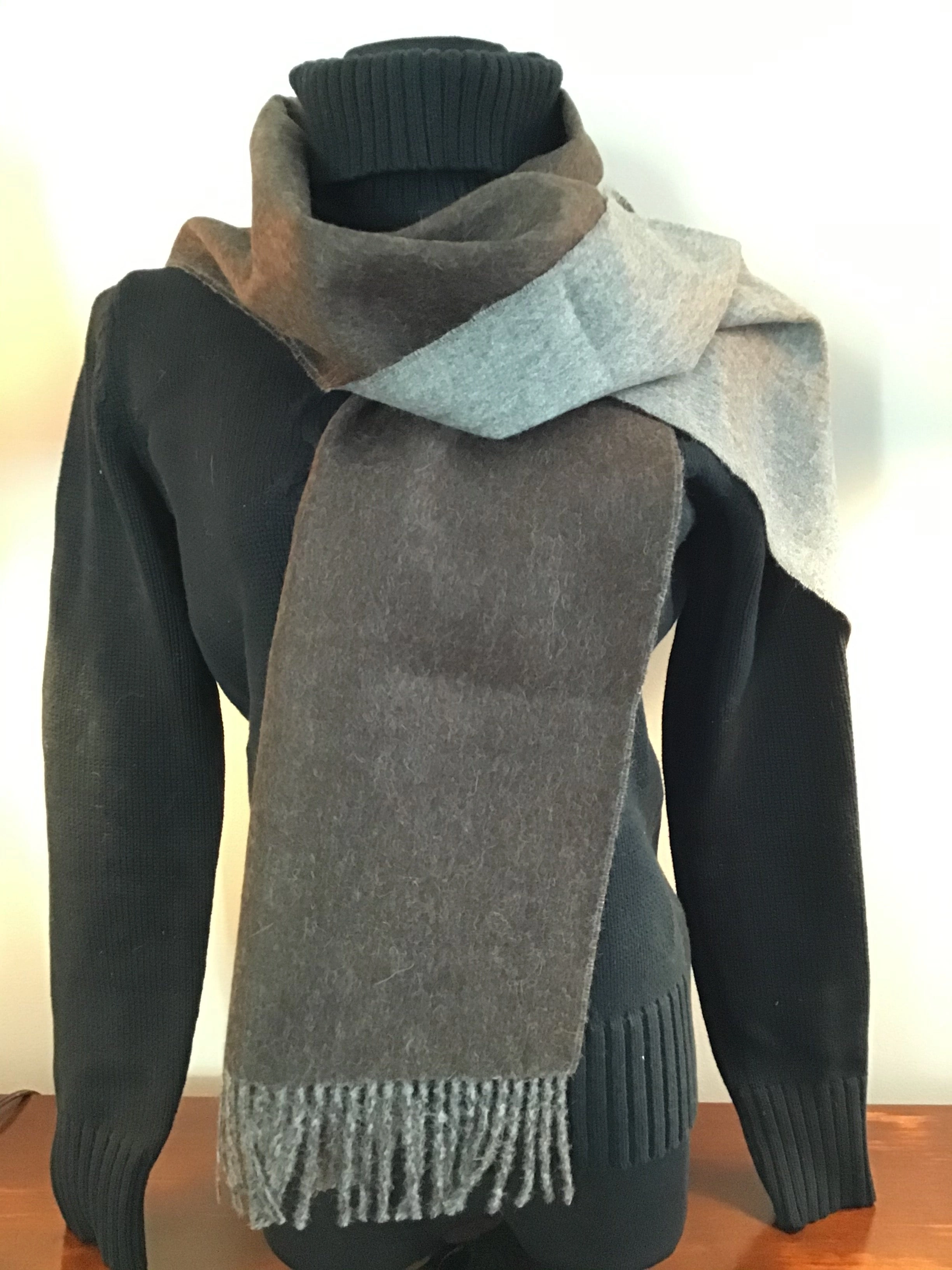 Cozy Luxe: Double-Faced Alpaca Scarf - Unrivaled Softness, Supreme Warmth.